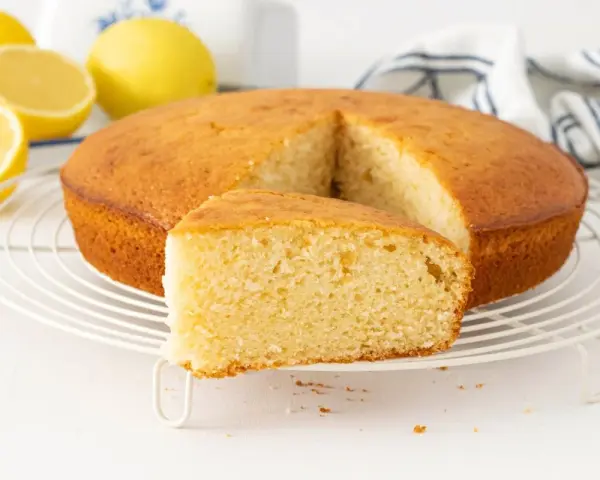 Bizcocho de limón esponjoso, listo para disfrutar. Una deliciosa receta que te encantará.