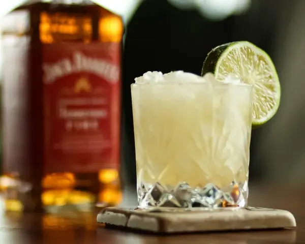 Orzeźwiający drink z Jack Daniel's, lodem i plasterkiem limonki. Idealny na wieczór.