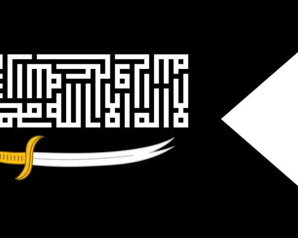 Czarna flaga z białym napisem w stylu Kufi i zakrzywionym mieczem. To flaga Arabii, symbolizująca siłę i wiarę.
