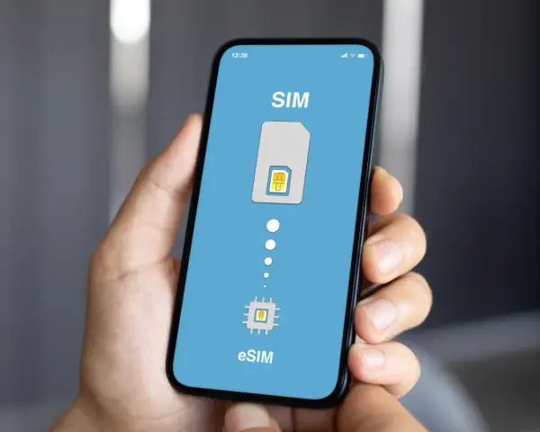 Chcesz wiedzieć, jak ustawić telefon w Turcji? Ekran smartfona pokazuje opcje SIM i eSIM, kluczowe dla łączności za granicą.