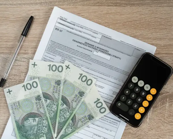 Dochody dziecka a PIT: Kiedy rozlicza rodzic, a kiedy ono samo?