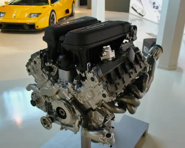 Silnik Lamborghini V10, serce żółtego Diabła, prezentuje swoją skomplikowaną konstrukcję. Nawet zatarty silnik budzi podziw.