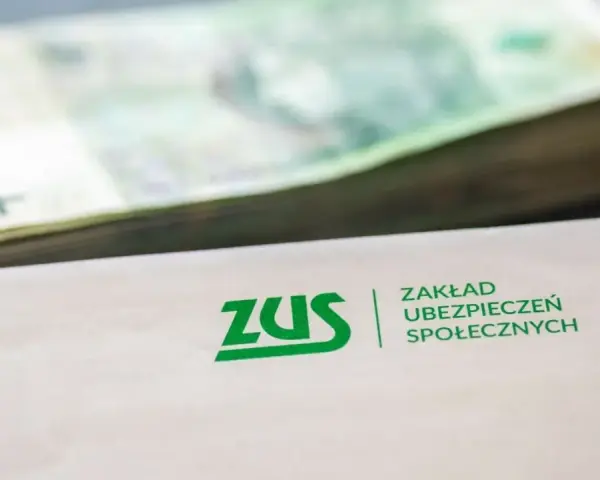 ZUS i stos banknotów. Pytanie o to, w jakim wieku renta na stałe, jest kluczowe dla przyszłości finansowej.