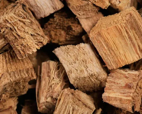 Kudzu na co? Suszone, pokrojone korzenie kudzu, bogate w błonnik, gotowe do użycia w kuchni lub medycynie.