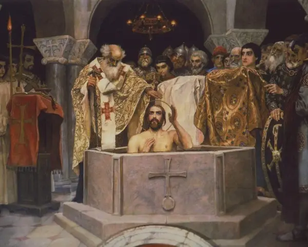Chrzest Jezusa w Jordanie, uroczysta ceremonia w obrządku ortodoksji. Kapłan błogosławi młodzieńca w chrzcielnicy, otoczeni przez wiernych.