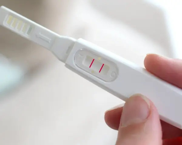 Dwie czerwone kreski na teście ciążowym. To najlepszy test ciążowy, który potwierdza radosną nowinę.