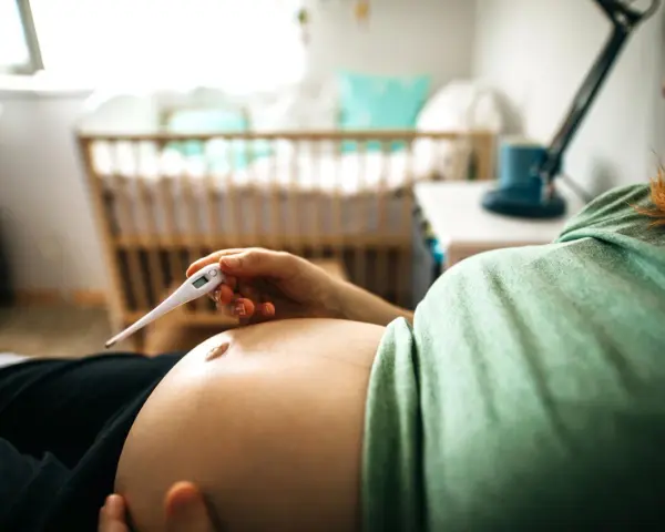 Pierwszy trymestr i przeziębienie: Co bezpieczne dla Ciebie i dziecka?