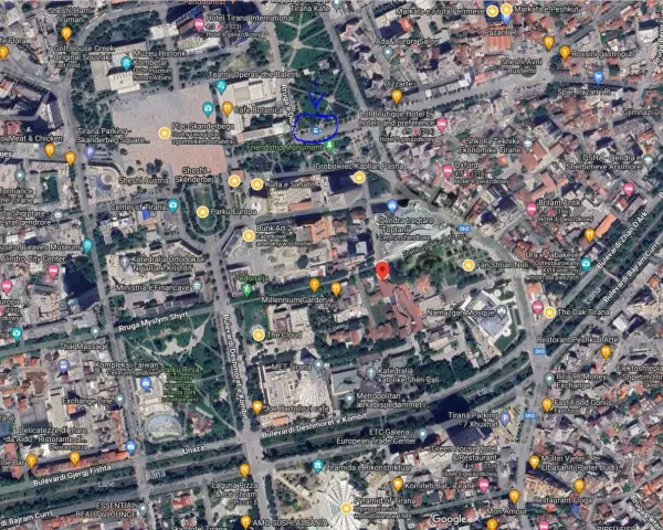 Centrum Tirany, z widocznymi lotniskami w Albanii, Plac Skanderbega, parki i budynki.