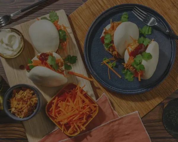 Läckra bao buns med strimlad morot, koriander och en härlig fyllning. Ett perfekt bao buns recept för en smakrik måltid.
