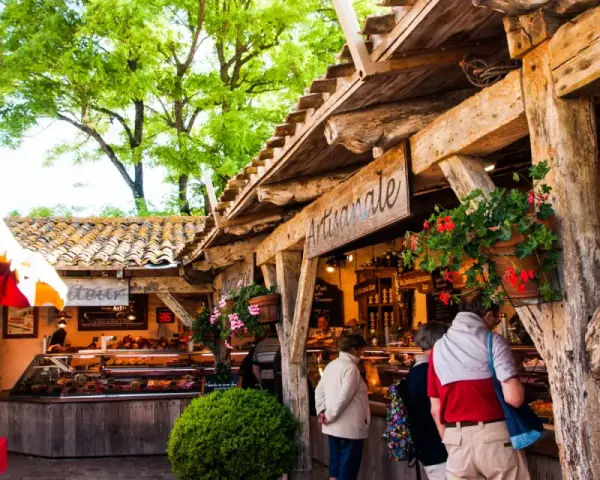 Marché artisanal au Bois-Plage-en-Ré : découvrez les activités et produits locaux sous les arbres.