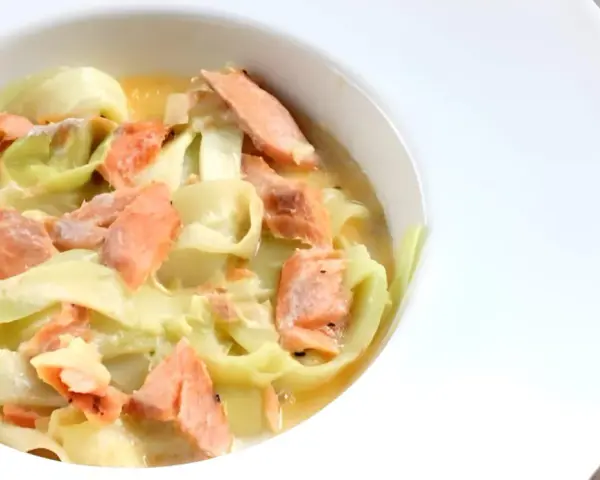 Deliciosos tallarines de calabacín con trozos de salmón rosado en una cremosa salsa. Un plato ligero y sabroso.