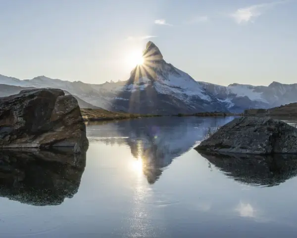 Sonnenstrahlen brechen durch das Matterhorn, ein Spiegelbild im See. Wie in Psalm 102, ein Bild der Ewigkeit.