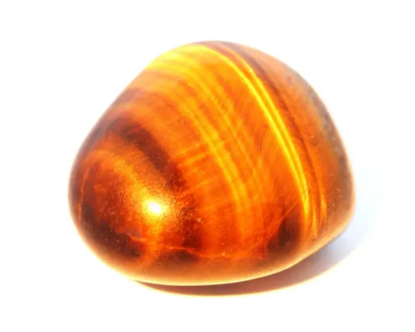 Piedra ojo de tigre pulida, con bandas doradas y marrones. Ideal para aprender como limpiar ojo de tigre y mantener su brillo.
