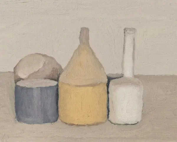Subtelna kompozycja Giorgio Morandi: trzy butelki i kamień w stonowanych barwach, emanujące spokojem i harmonią.
