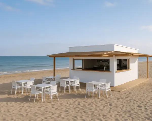 Un chiringuito moderno en la playa, listo para servir. Mesas y sillas blancas esperan a los clientes.