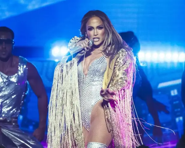 Jennifer Lopez w błyszczącym stroju na scenie, jakby występowała w Polsce.