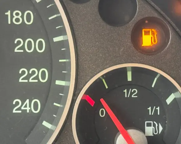 Wskaźnik paliwa na czerwonym polu, kontrolka rezerwy świeci. Ile km na rezerwie diesel? Czas na tankowanie!
