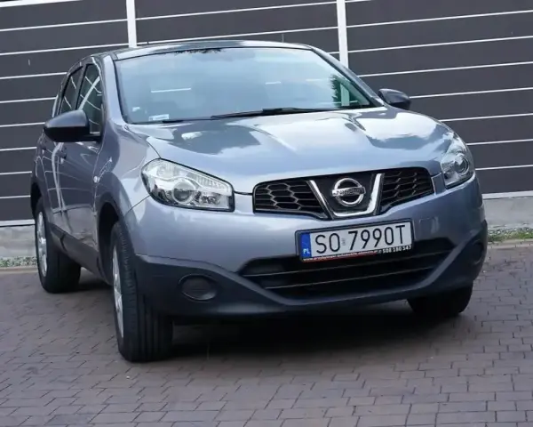 Szary Nissan Qashqai 1.6 benzyna, idealny do miasta i na trasy. Sprawdź jego niskie spalanie!
