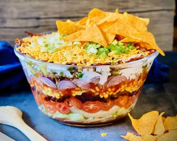Schicht für Schicht ein Genuss: Dieser bunte Taco Salat in einer Glasschüssel ist ein Fest für die Augen und den Gaumen.