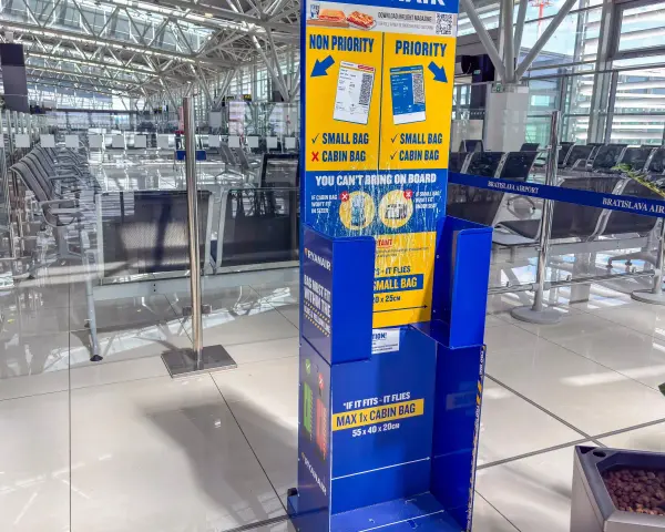 Informacja o tym, co można zabrać do bagażu podręcznego Ryanair. Wyjaśnia różnice między priorytetowym a niepriorytetowym boardingiem i wymiary bagażu.