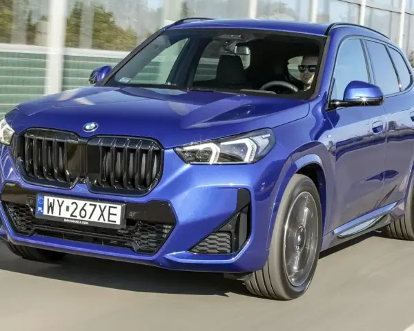 Niebieskie BMW X1 w ruchu. Sprawdź aktualną bmw x1 cena i dostępne konfiguracje.