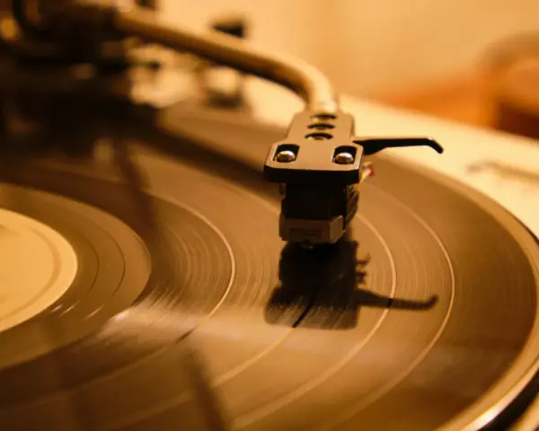 Plattenspieler mit Nadel auf Vinyl. Der Sound von Rock n Roll Rock erwacht zum Leben.