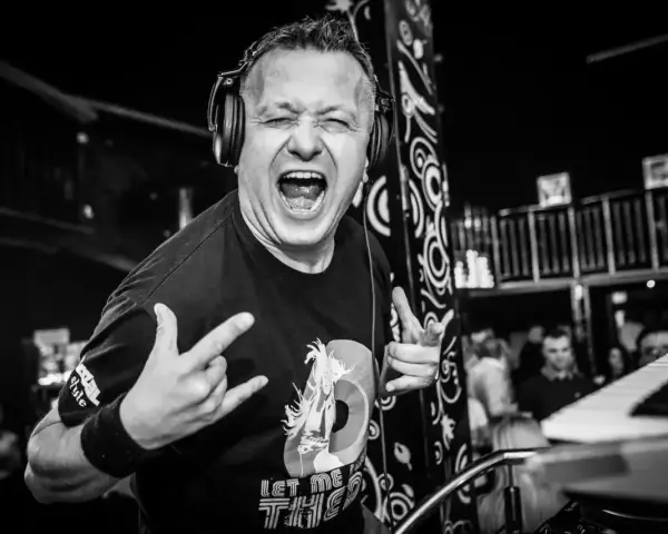 DJ Hazel z mikrofonem i słuchawkami, krzyczy do publiczności. Ile zarabia? Tego nie wiemy, ale na pewno daje czadu!