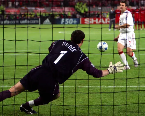 Bramkarz Dudek broni rzut karny w meczu Liverpool Milan 2005.