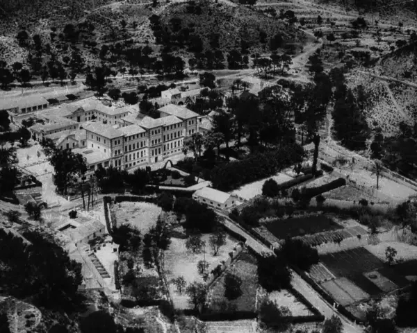 Vista aérea del preventorio Aguas de Busot, un complejo de edificios rodeado de vegetación y campos.