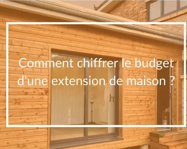 Une extension de maison en bois avec une grande baie vitrée. Le texte indique "Comment chiffrer le budget d'une extension de maison ?", un guide pour estimer le tarif agrandissement maison.