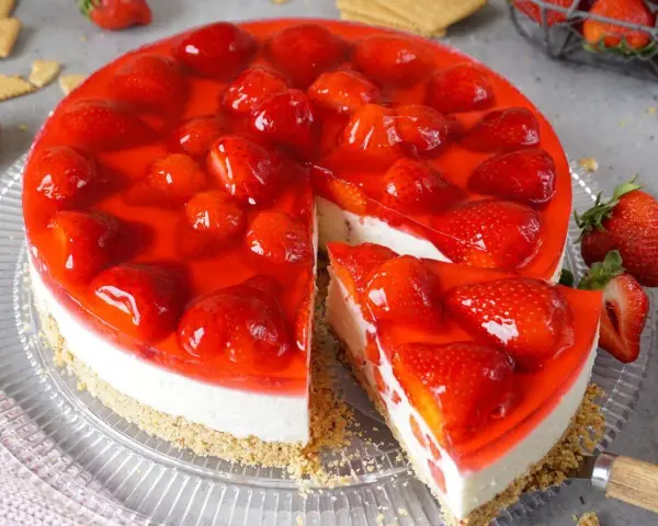 Ein saftiger erdbeerkuchen ohne backen, bedeckt mit glänzender Erdbeersoße und frischen Früchten. Ein Genuss für Augen und Gaumen!