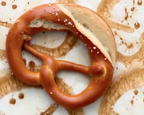Frisch gebackene Brezel mit grobem Salz, bereit zum Genuss. Perfekt für alle, die gerne Lauge selber machen.