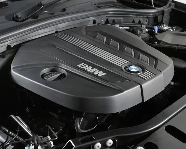 Silnik BMW z charakterystycznym logo. N47 to oznaczenie tej jednostki napędowej.