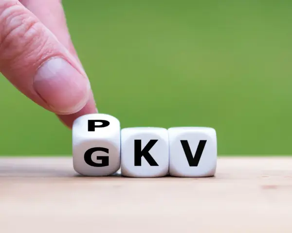 Finger dreht Würfel von "P" zu "G". Die Würfel zeigen "GKV". Das steht für eine gute Wahl bei der teilzeit krankenversicherung.