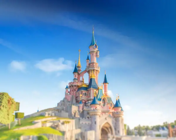 Zamek w Disneylandzie na tle błękitnego nieba.
