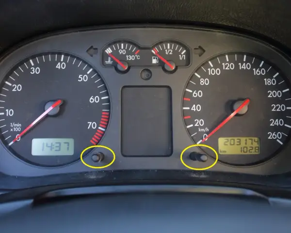 Przyciski do resetowania licznika kilometrów i ustawiania zegara. Czas 14:37, przebieg 203174 km. service jetzt!