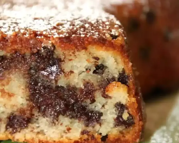 Gâteau sans oeuf aux pépites de chocolat, saupoudré de sucre glace. Un délice moelleux et gourmand.