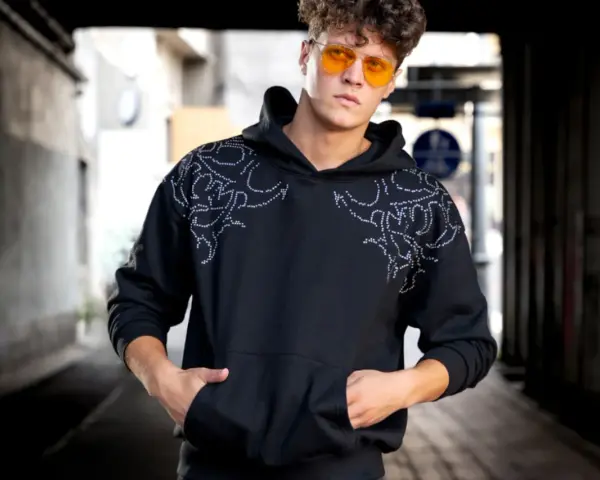 Czarna bluza: Jakie spodnie wybrać, by zawsze wyglądać stylowo?