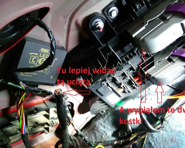 Wiązka przewodów w Oplu, widoczna ucięta żyła i wyjęte kostki, potencjalnie związane z błędem dtc u0140.