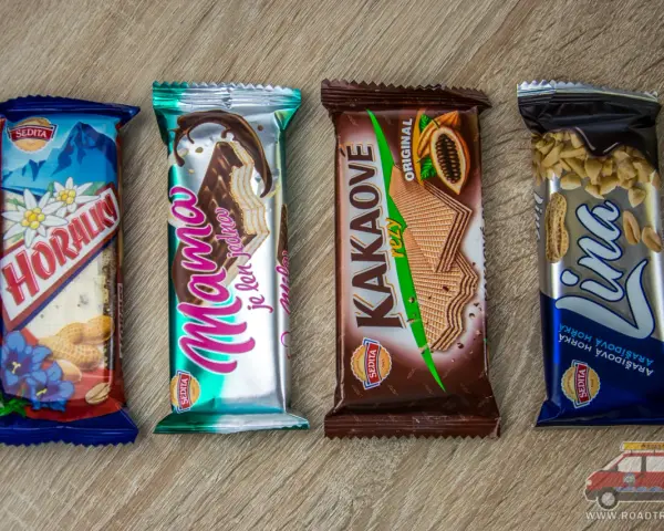 Słowackie słodycze: Horaliky, Mama, Kakaové rezy i Lina. Idealne, co warto kupić na Słowacji na słodką przekąskę.