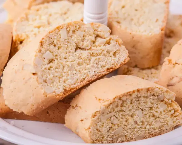 Knusprige Cantuccini, perfekt für ein Cantuccini Rezept. Mit Mandeln und einem Hauch von Glück.