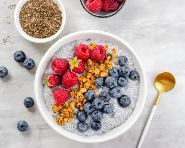 Pudding chia z mascarpone, malinami i borówkami. Idealny deser keto, który zachwyca smakiem i wyglądem.