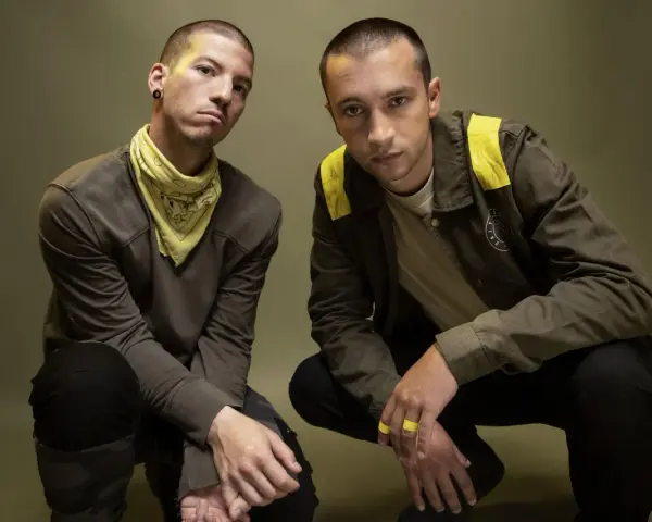 Tyler Joseph i Josh Dun, duet znany z tworzenia wyjątkowych twenty one pilots utworów, pozują w charakterystycznych strojach.