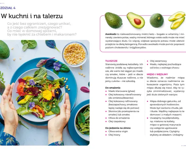 Kolorowa sałatka z awokado, pomidorów i ziół, idealna na dietę keto bez mięsa. Obok miseczka orzeszków piniowych.