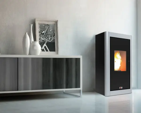 Stufa a pellet da 8 kW con fiamme vive. Arreda un soggiorno moderno con un mobile contenitore e decorazioni.