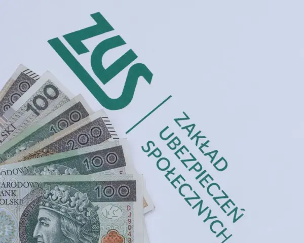 Pieniądze na tle logo ZUS. Zastanawiasz się nad swoim subkontem ZUS i przyszłością?