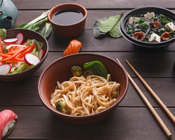 Sos sojowy do czego? Do makaronu z brokułami, zupy miso, sałatki z rzodkiewką i sushi. Pyszny azjatycki posiłek.