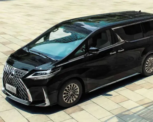 Elegancki, czarny Lexus LM 350h lśni na tle jasnej kostki brukowej.