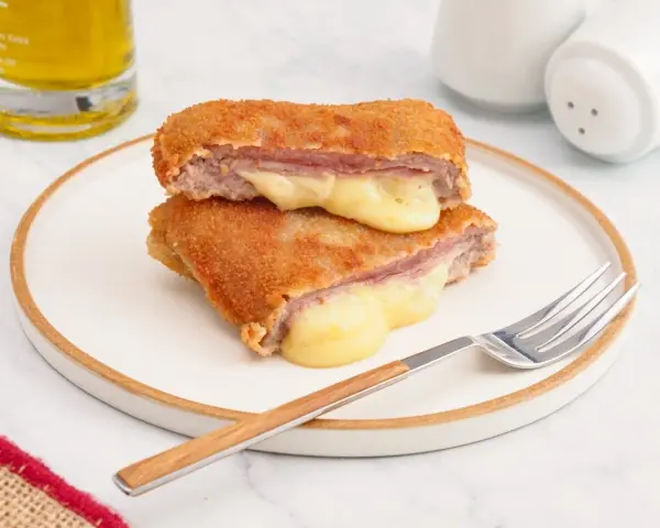 Dos deliciosos cordon bleu Francia, crujientes por fuera y con queso fundido desbordándose. ¡Un manjar!