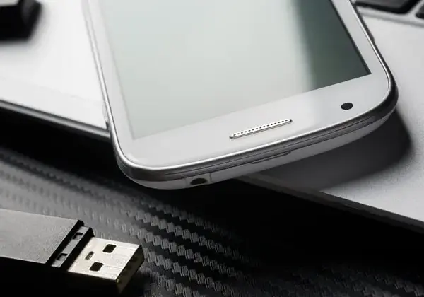 Jak podłączyć pendrive do telefonu bez OTG i uniknąć problemów z transferem